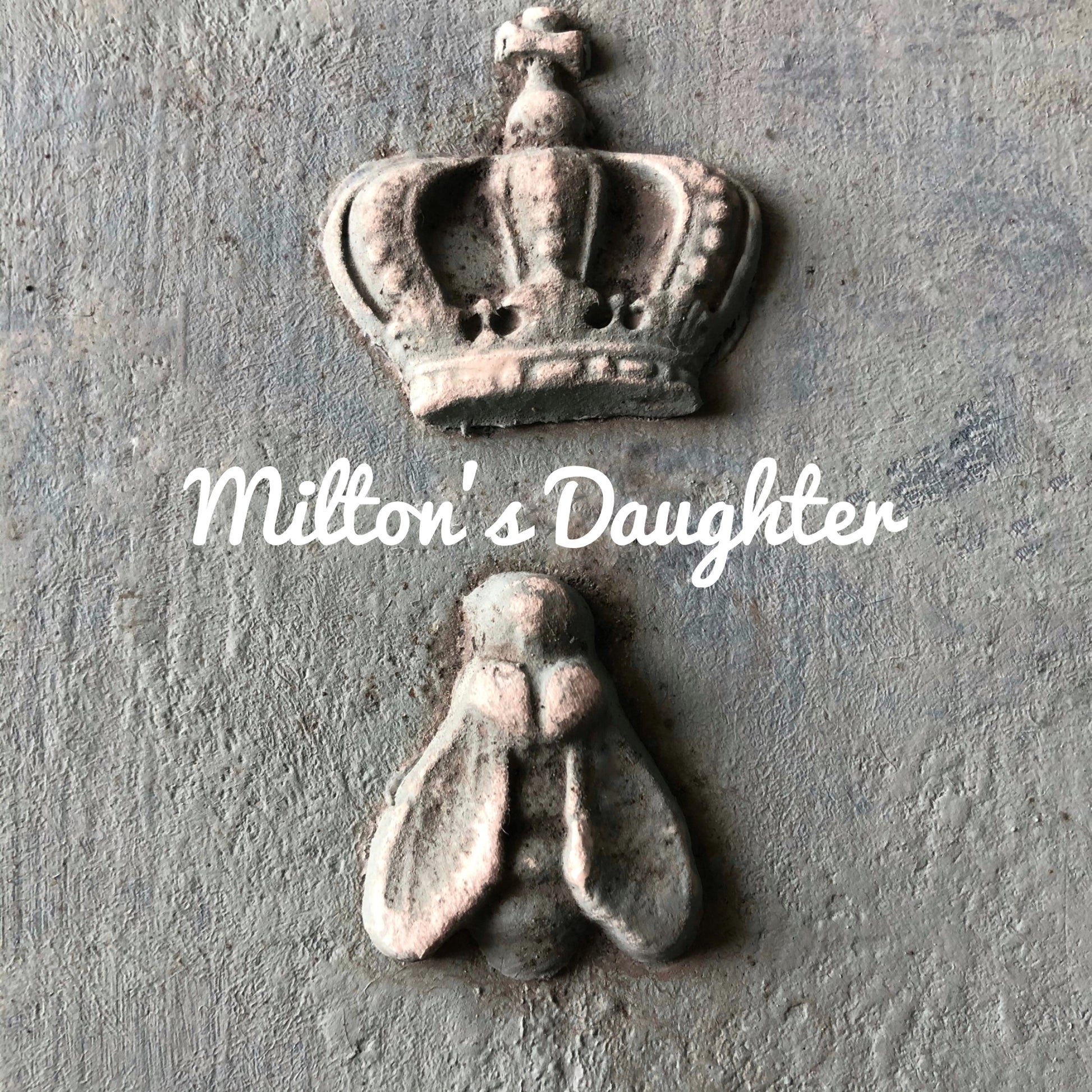 Example of small Bee with Crown casting from IOD Laurel mold, grey scale at Milton's Daughter